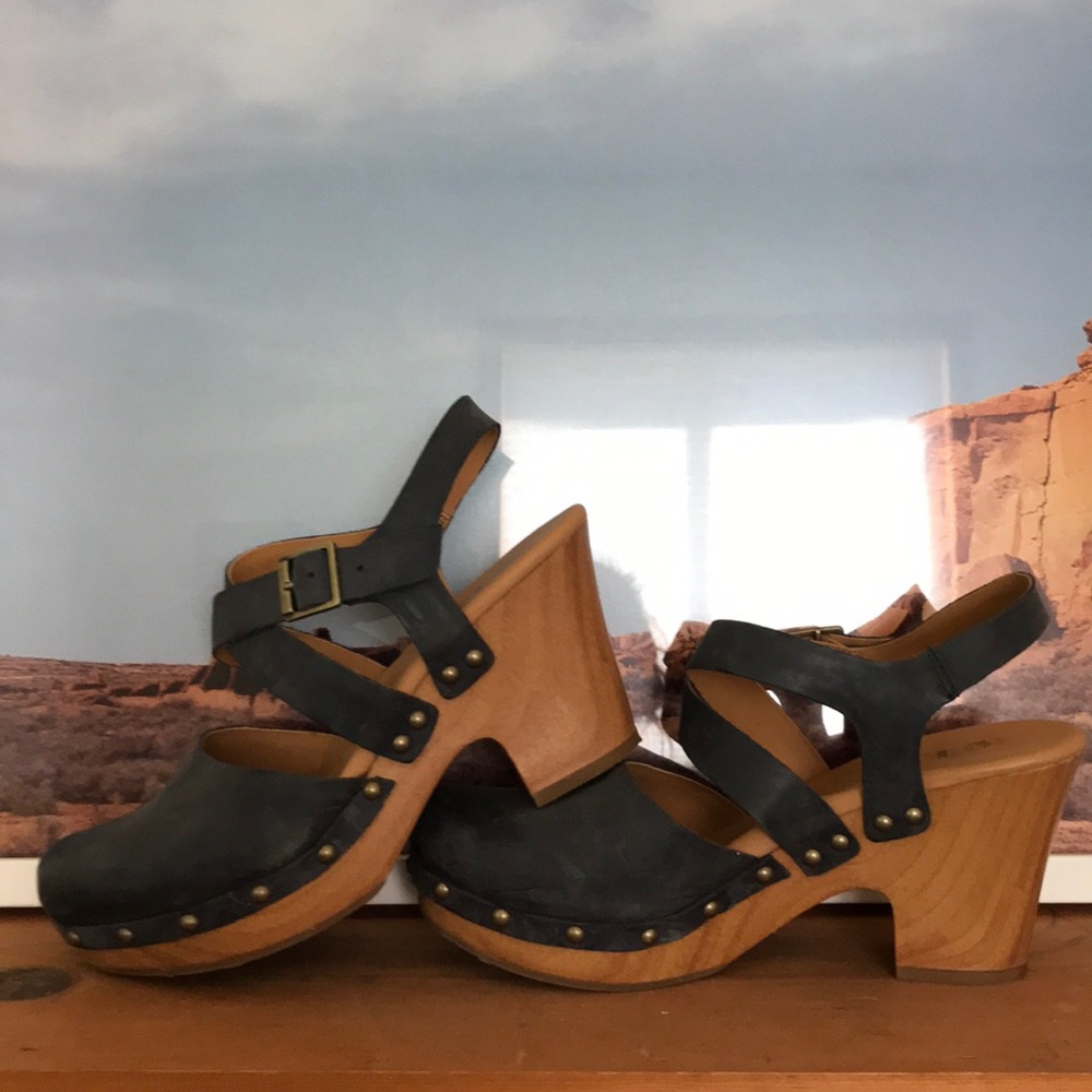 KORKS size 8 navy heeled clogs